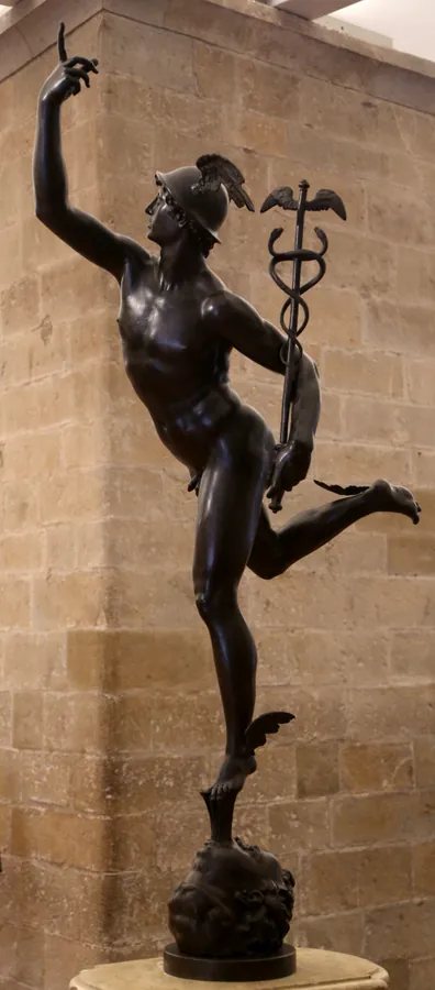 Photographie d’archive de la version précédente : bronze de Mercure en équilibre sur une jambe, casque ailé, le bras levé, l’index pointé vers le ciel.