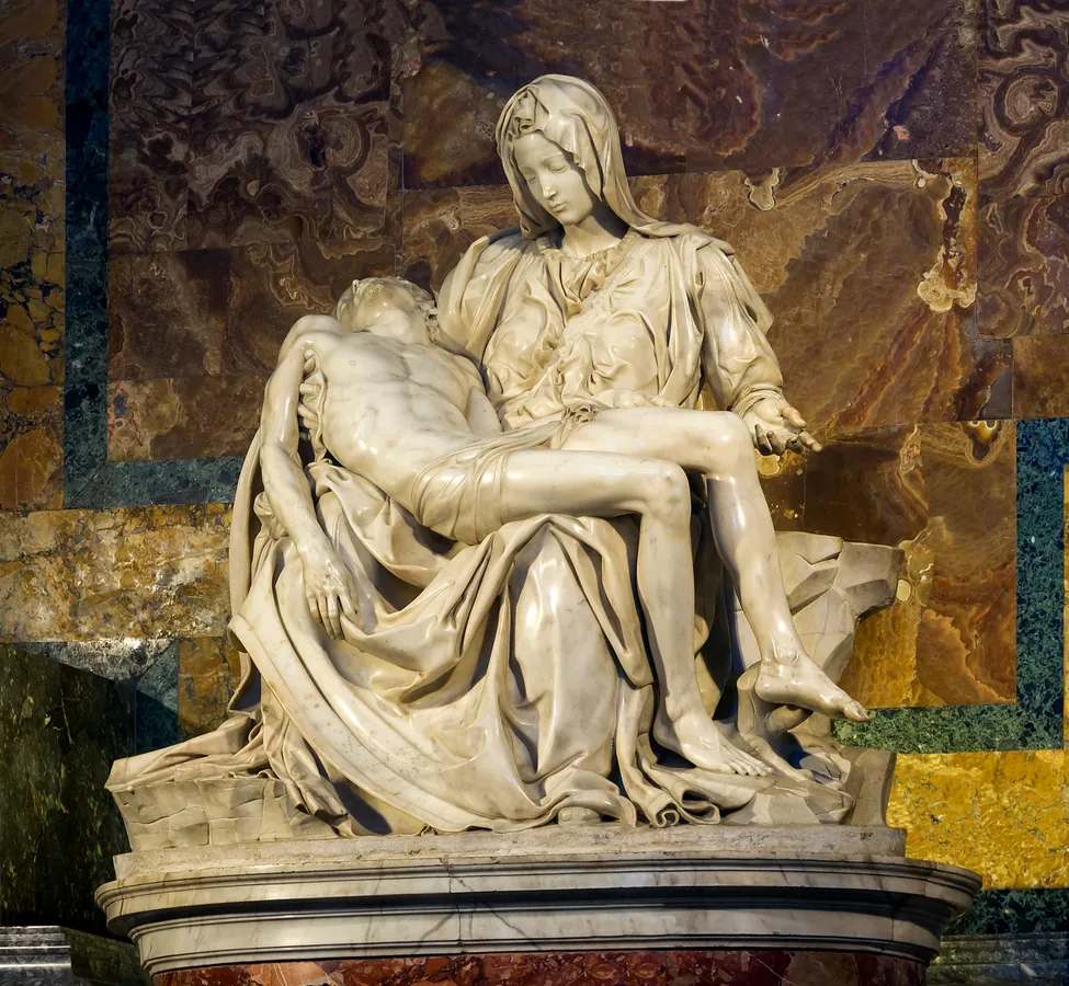 Photographie d’archive de la version précédente : groupe de marbre : la Vierge assise tient sur ses genoux le corps du Christ.