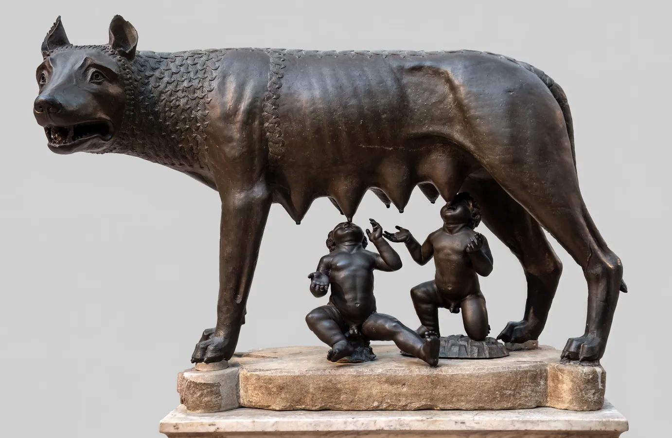 Photographie d’archive de la version précédente : louve de bronze debout, allaitant deux enfants assis sous elle.