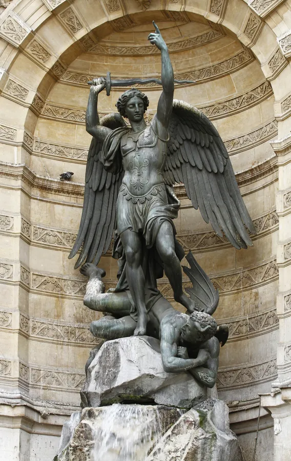 Photographie d’archive de la version précédente : groupe de bronze : l’archange Michel, ailes déployées, l’épée levée, debout sur le démon terrassé.